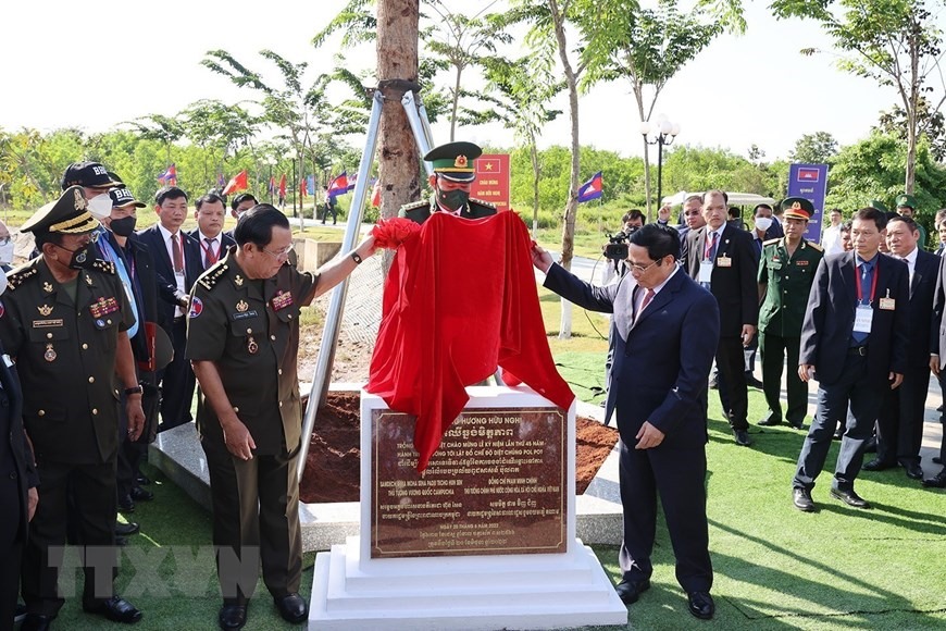 Thủ tướng Phạm Minh chính và Thủ tướng Campuchia Samdech Techo Hun Sen trồng cây hữu nghị tại khu vực X16. Ảnh: TTXVN