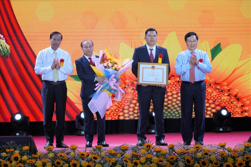 Phó Thủ tướng Phạm Bình Minh cùng lãnh đạo tỉnh trao hoa, bằng công nhận và chúc mừng huyện Châu Đức đạt chuẩn Nông thôn mới. Ảnh: T.A