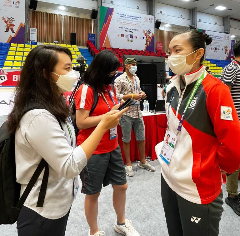 Kimberly Kwek (trái) rất ấn tượng với không khí SEA Games 31 tại Việt Nam.