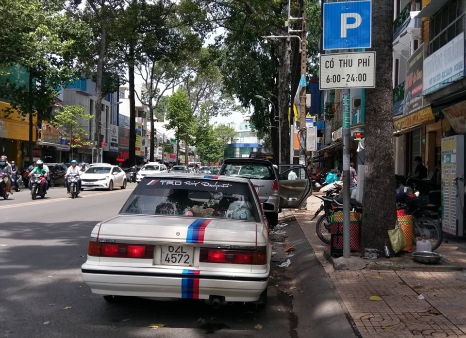 Đường An Dương Vương (quận 5) - một trong 20 tuyến đang tổ chức thu phí đỗ ôtô dưới lòng đường tại TPHCM. Ảnh: M.Q