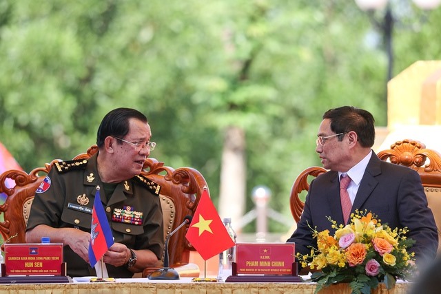 Hai Thủ tướng trao đổi tại cuộc nói chuyện với đại diện quần chúng nhân dân địa phương tỉnh Bình Phước. Ảnh: VGP