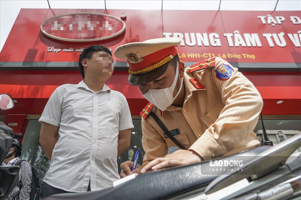 Trao đổi với Lao Động, Đại úy Nguyễn Anh Tuấn (Đội CSGT số 6, Công an TP.Hà Nội) cho biết, chỉ trong một thời gian ngắn hoàng loạt chủ phương tiện có biểu hiện sử dụng rượu bia, mặt đỏ được tổ công tác tiến hành kiểm tra và xử lý nghiêm theo quy định.