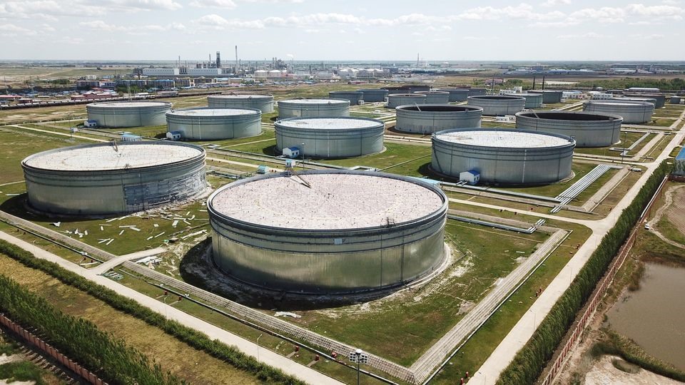 Nga trở thành nhà cung cấp dầu lớn nhất cho Trung Quốc. Ảnh: Xinhua