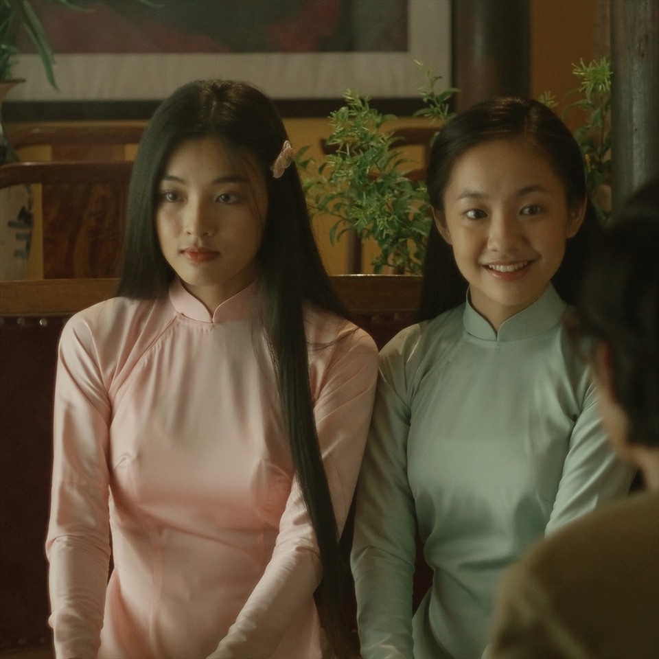Hai chị em Ngô Vũ Bích Diễm và Ngô Vũ Dao Ánh trên phim “Em và Trịnh“. Ảnh: ĐPCC