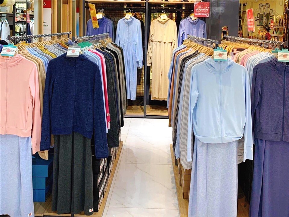 Các mẫu áo chống nắng với đa dạng màu sắc, chất liệu và kiểu dáng được bày bán tại nhiều cửa hàng thời trang, trung tâm mua sắm. Ảnh: Nguyễn Thúy.