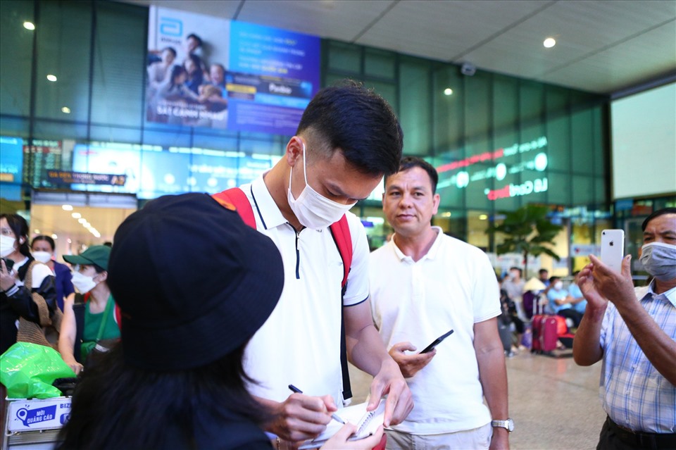 Nhiều người hâm mộ đã có mặt ở sân bay Tân Sơn Nhất để xin chữ ký và chụp ảnh cùng các cầu thủ.