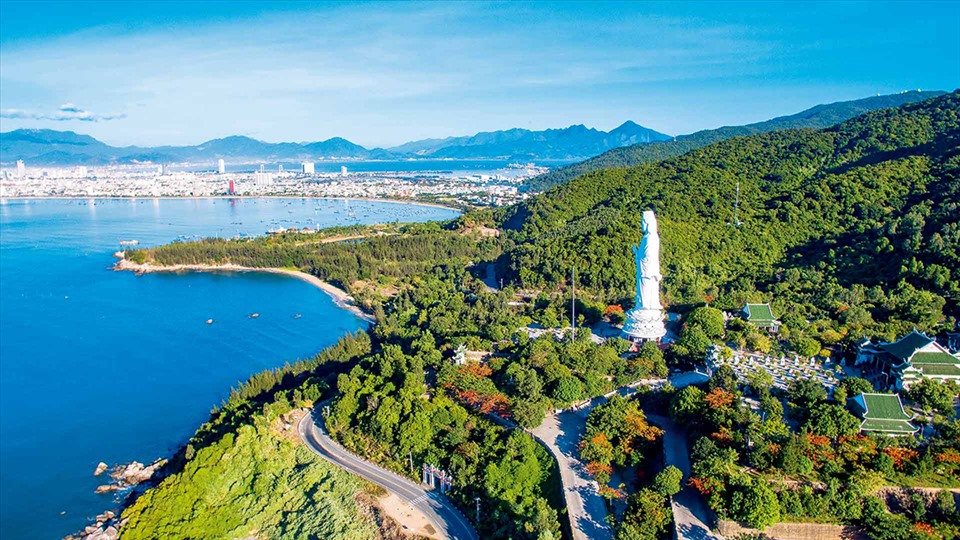 Bãi biển Đà Nẵng nhìn từ xa.