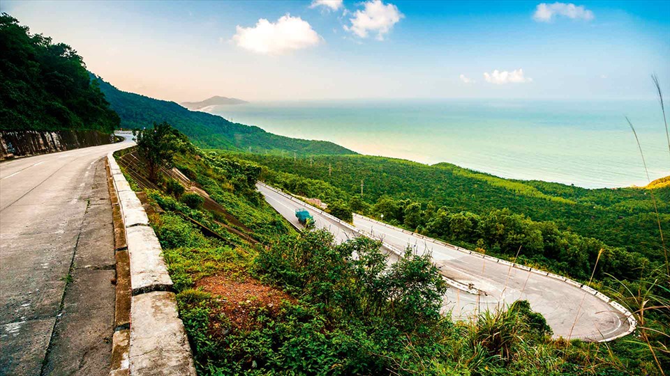 Toàn cảnh đèo Hải Vân: Biển nối chân mây