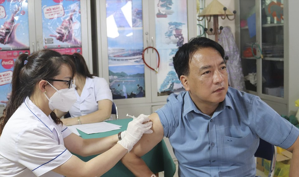 Ông Phạm Giang Nam - Giám đốc Sở Y tế Điện Biên tiêm vaccine COVID-19 mũi 4 tại điểm tiêm chủng khi đi kiểm tra.