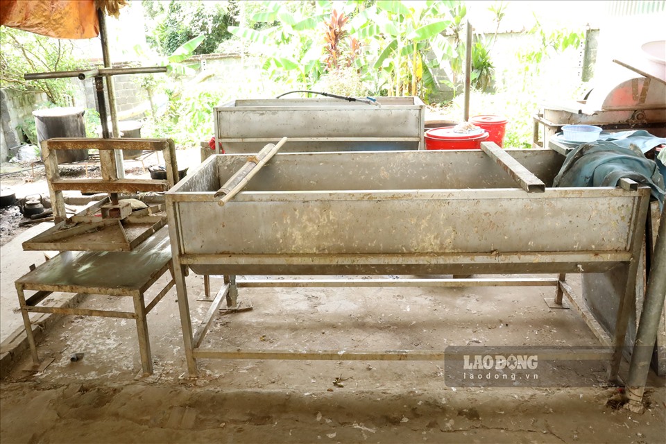 Ngày 23.6, PV có mặt tại thôn Suối Cỏ, xã Cao Sơn, huyện Lương Sơn, đây là nơi sản xuất ra những tờ giấy Dó duy nhất tại tỉnh Hòa Bình, do ông Nguyễn Xuân Chúc cùng 6 thành viên khác gìn giữ và duy trì làng nghề.