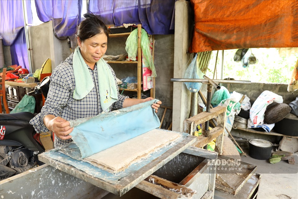 Tuy vậy, để giữ gìn và bảo tồn nghề truyền thống này, ông Chúc cùng người dân tại thôn Suối Cỏ đã vô cùng vất vả. Bởi, quá trình tạo ra tờ giấy Dó tốn nhiều thời gian cùng công sức, giá trị kinh tế lại thấp nên từ 50 thành viên đến nay chỉ còn 7 người duy tại địa phương duy trì nghề này.