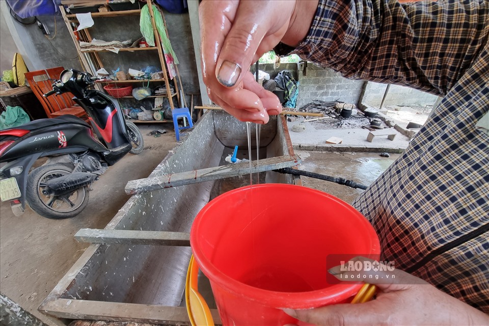 Các vật liệu sẽ được thả vào một thùng chứa, hòa tan cùng với nước. Người thợ làm giấy cho thêm vào đó dung dịch nước mò – chất giúp kết dính các vật liệu lại với nhau.