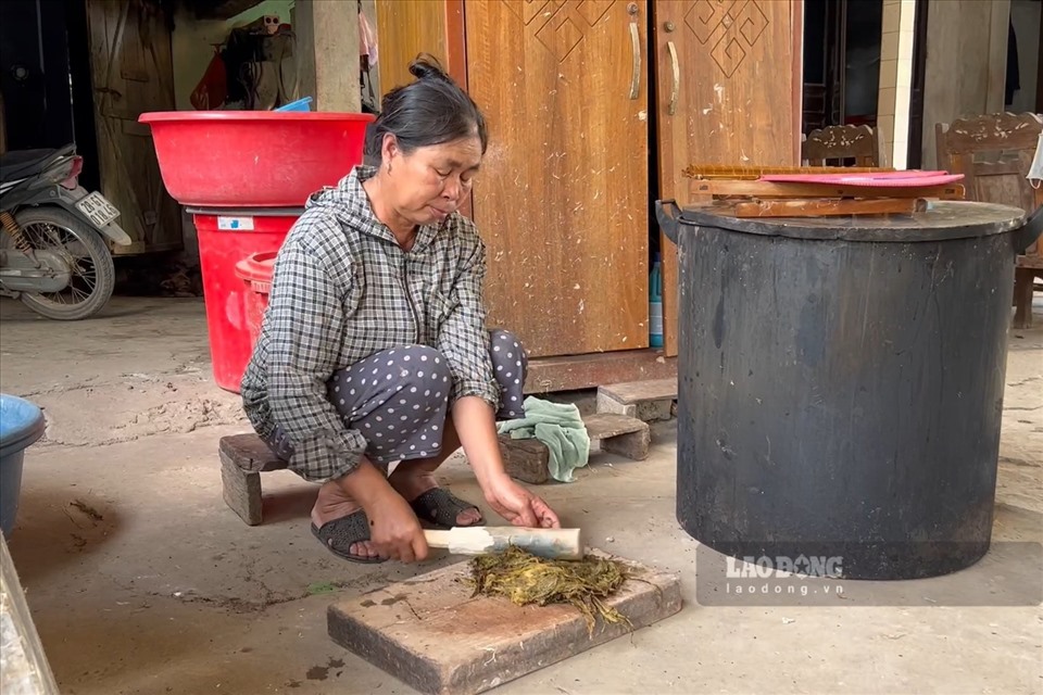 Do có rất nhiều loại giấy Dó tùy vào thành phần cũng như màu sắc mà công đoạn tiếp theo sẽ được thực hiện bằng nhiều các khác nhau. Người thợ sẽ để nguyên lớp vỏ ngoài cùng nhằm giữ lại màu xanh khi làm giấy xanh, hoặc bóc lớp vỏ ấy đi chỉ giữ lại lớp lụa trắng bên trong để cho chất lượng giấy trắng nhất.