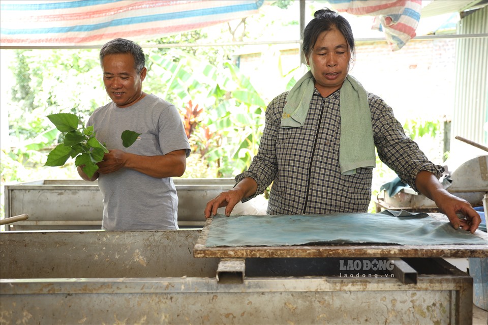 Trải nghiệm cùng người dân về quá trình làm giấy mới thấy được sự vất vả, phải trải qua 35 công đoạn trong 7 – 10 ngày mới hoàn thành 1 sản phẩm giấy Dó đơn giản. Nếu để có những họa tiết lá hay các hình tượng khác nhau thì quy trình chế tác phải nhân lên gấp bội phần.
