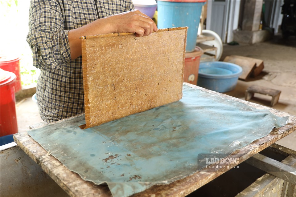 Bà Hoàng Thị Hậu (vợ của ông Chúc) nói: “Đến công đoạn khó nhất là seo giấy, người làm phải có bàn tay khéo léo để thực hiện những bước đầu trong việc định hình khuôn khổ, cũng như độ dày mỏng của tờ giấy”. PV đã trực tiếp chứng kiến bà Hậu thực hiện seo giấy.