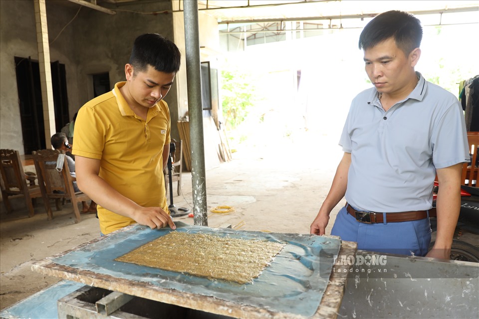 Các tờ giấy khi đang còn ướt sẽ được xếp chồng lên nhau rồi đưa vào khuôn ép trong vòng 1 ngày. Sau đó, người thợ làm giấy sẽ bóc các lớp giấy Dó khéo léo để mang từng tờ ra phơi cho khô. Đó là các công đoạn để tạo ra giấy Dó độc đáo của người Mường ở Hòa Bình.