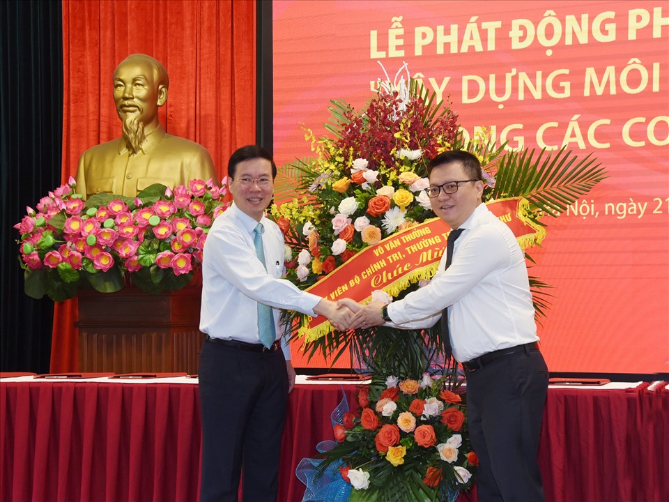 Uỷ viên Bộ Chính trị, Thường trực Ban Bí thư Võ Văn Thưởng tặng hoa chúc mừng Hội Nhà báo Việt Nam.