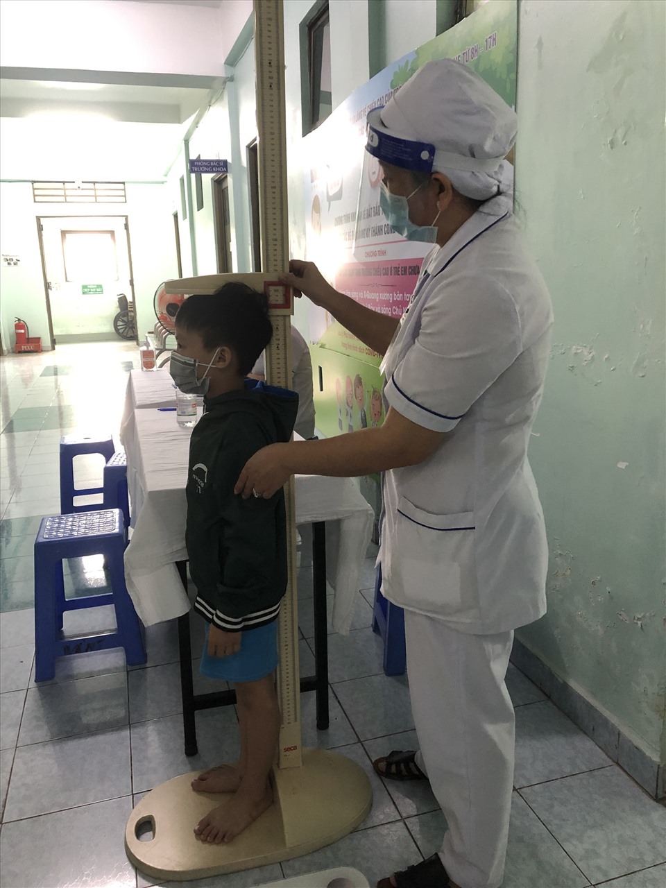 Việc tầm soát chậm tăng trưởng chiều cao của bệnh viện Nguyễn Tri Phương (TPHCM) giúp nhiều trẻ em cải thiện được hình thể nhờ việc được can thiệp kịp thời. Ảnh: Vương Minh