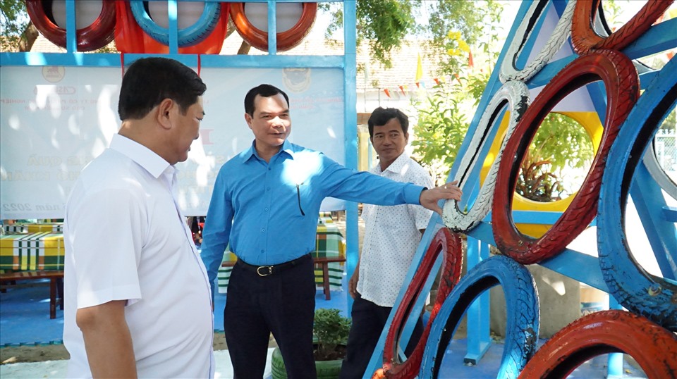 Chủ tịch Tổng LĐLĐ Việt Nam Nguyễn Đình Khang kiểm tra khu vực sân vui chơi tại trường Tiểu học Gò Đền.