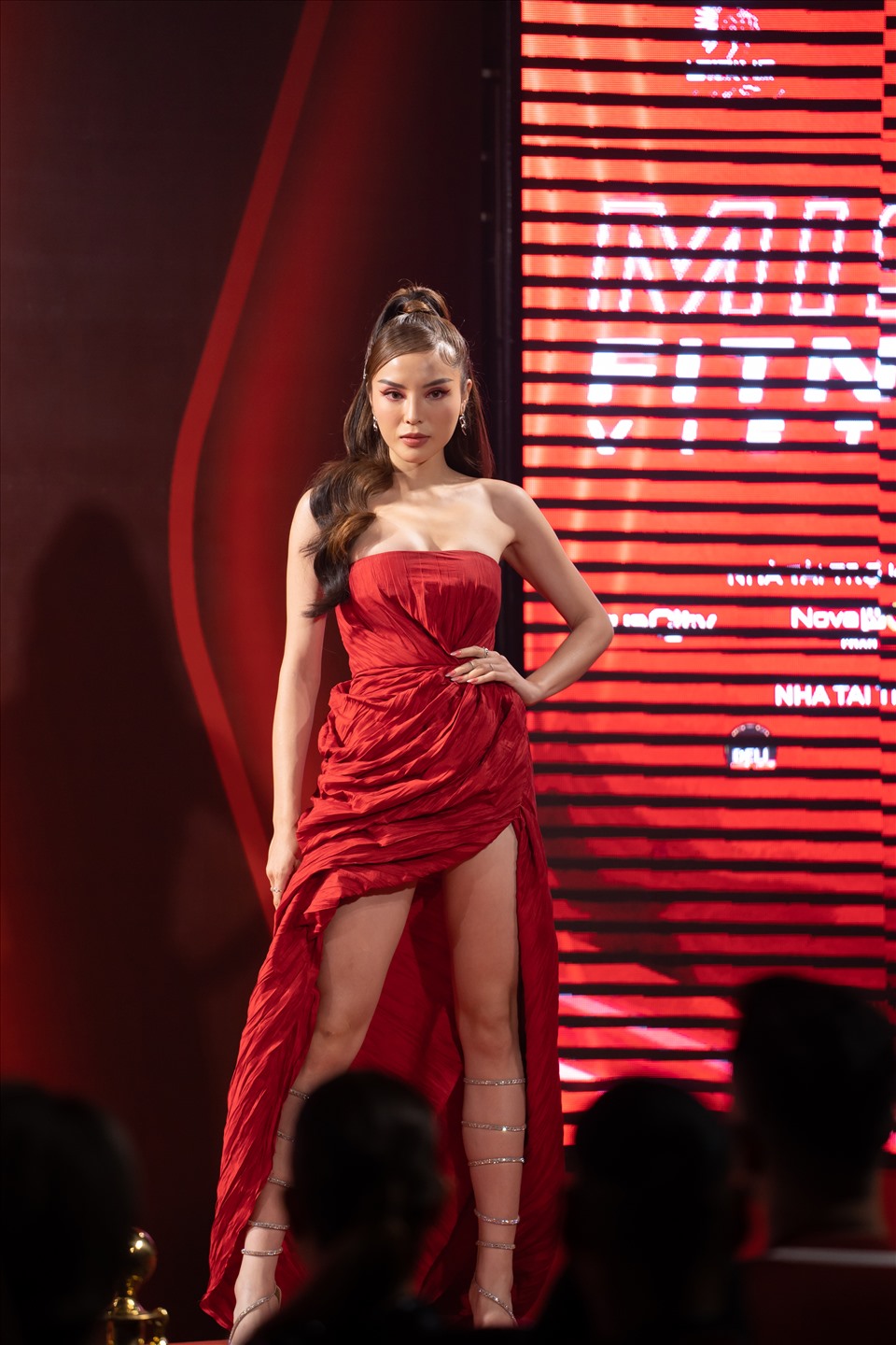 Xuất hiện với vai trò Mentor của chương trình, Siêu mẫu Minh Tú – Hoa hậu Việt Nam Kỳ Duyên – Á hậu Quốc tế Thúy Vân “đọ sắc” trong những thiết kế có tông đỏ nổi bật - màu sắc chủ đạo của chương trình.