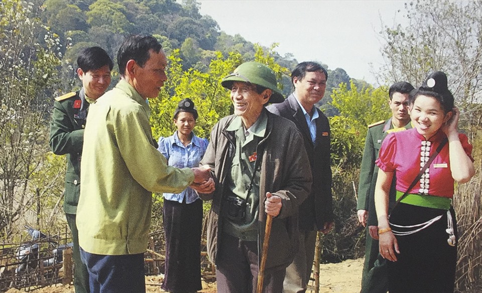 Hướng dẫn viên Lò Thị Thủy (bên phải) đón đoàn công tác của Báo QĐND và nhân chứng lịch sử - Nhà báo Phạm Phú Bằng. Ảnh tư liệu
