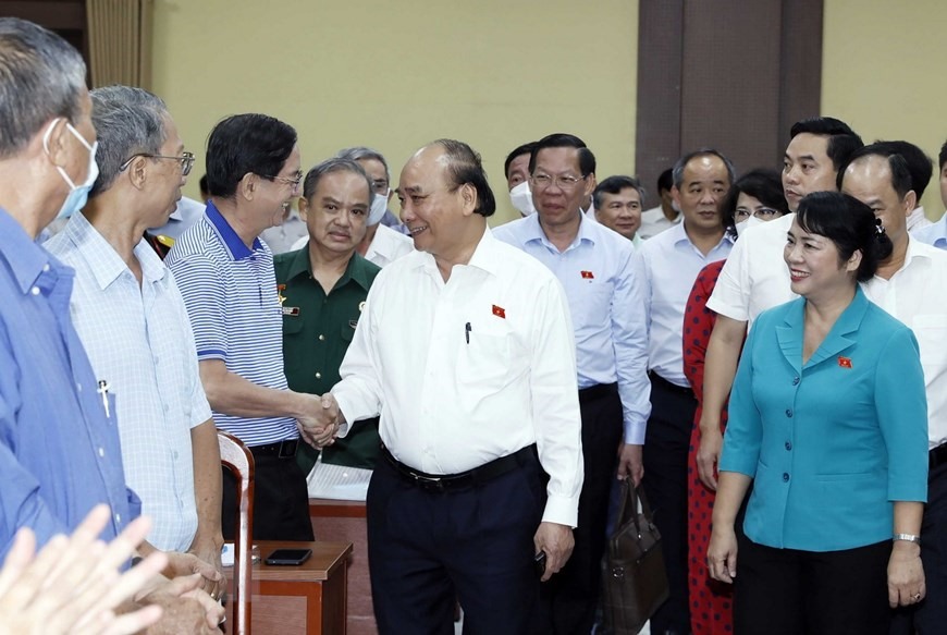 Chủ tịch nước Nguyễn Xuân Phúc thăm hỏi cử tri quận 1.   Ảnh: TTXVN
