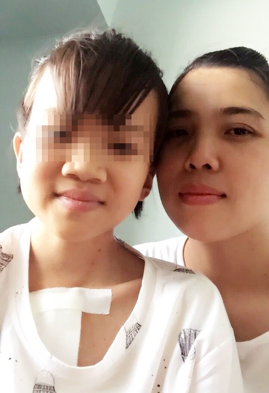 Cô gái dân tộc Mông Lò Thị Máy sau khi được thực hiện cuộc phẫu thuật tim nhờ cầu nối của cô giáo Nguyễn Thị Hoa.