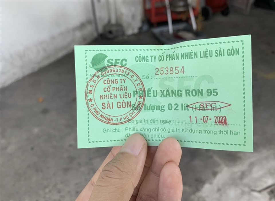 Phiếu tặng xăng của các doanh nghiệp tại Thành phố Hồ Chí Minh dành cho người lao động. Ảnh: Anh Vũ