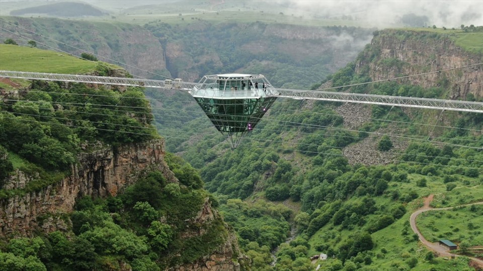 Cây cầu kính được cho là dài nhất thế giới này nằm cách thủ đô Tbilisi của Georgia khoảng 2 giờ lái xe. - Ảnh: CNN