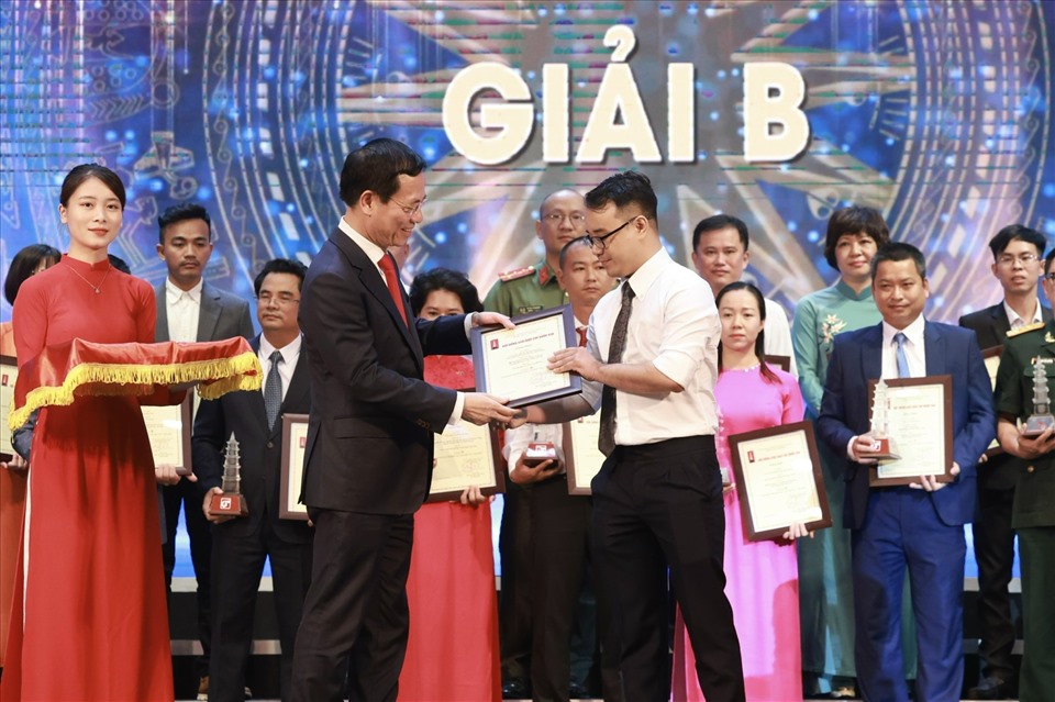 Tác giả Đình Trường (Báo Lao Động) nhận giải B - Giải Báo chí Quốc gia lần thứ XVI. Ảnh Hải Nguyễn