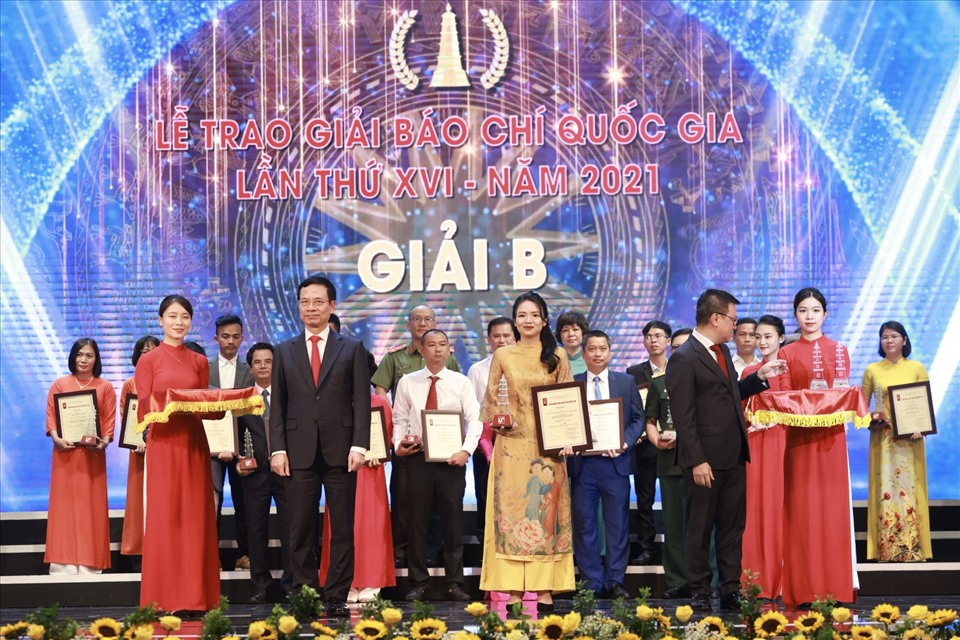Tác giả Thùy Dung nhận giải B - Giải Báo chí Quốc gia lần thứ XVI. Ảnh Hải Nguyễn