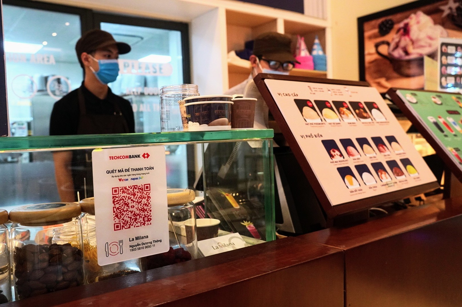 Một cửa hàng cà phê gắn bảng mã QR của Techcombank tại “Phố không tiền mặt” quận Hai Bà Trưng, Hà Nội