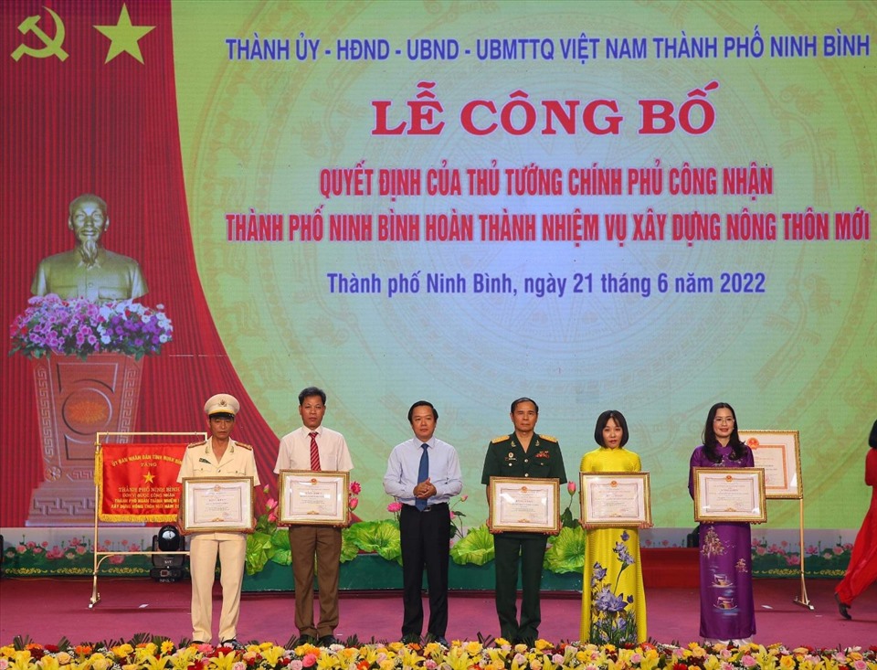 Trao Bằng khen của UBND tỉnh Ninh Bình cho 5 tập thể có những thành tích đóng góp trong phong trào xây dựng NTM  tại thành phố Ninh Bình. Ảnh: NT