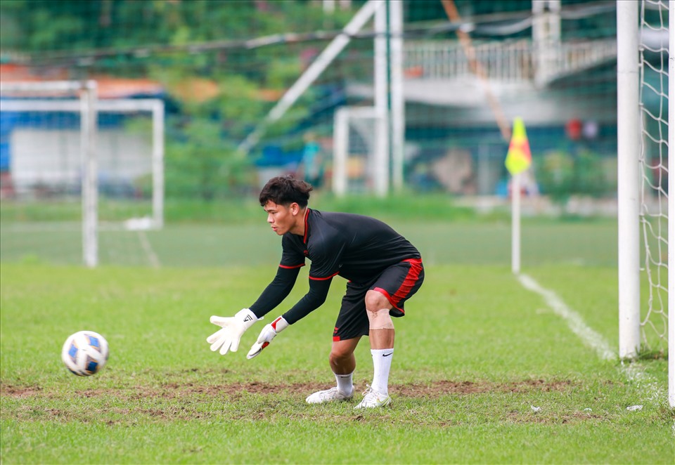 Khả năng ra sân của thủ môn Trần Nguyên Mạnh cũng đang bỏ ngõ khi anh vẫn chưa thể tham gia tập luyện cùng các đồng đội trong chiều 21.6.