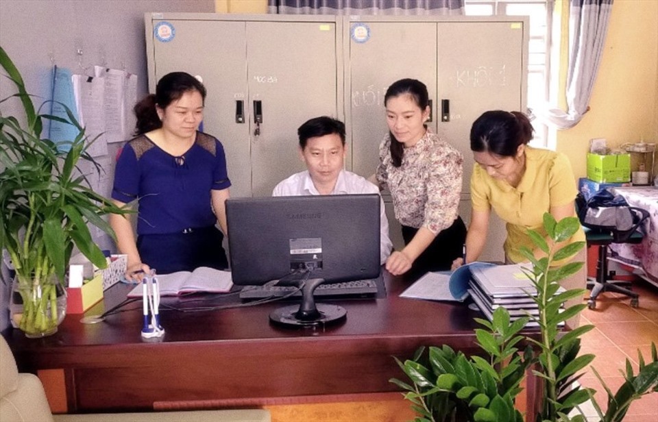 Đoàn viên công đoàn huyện Phong Thổ đăng ký sáng kiến trên phần mềm trực tuyến.