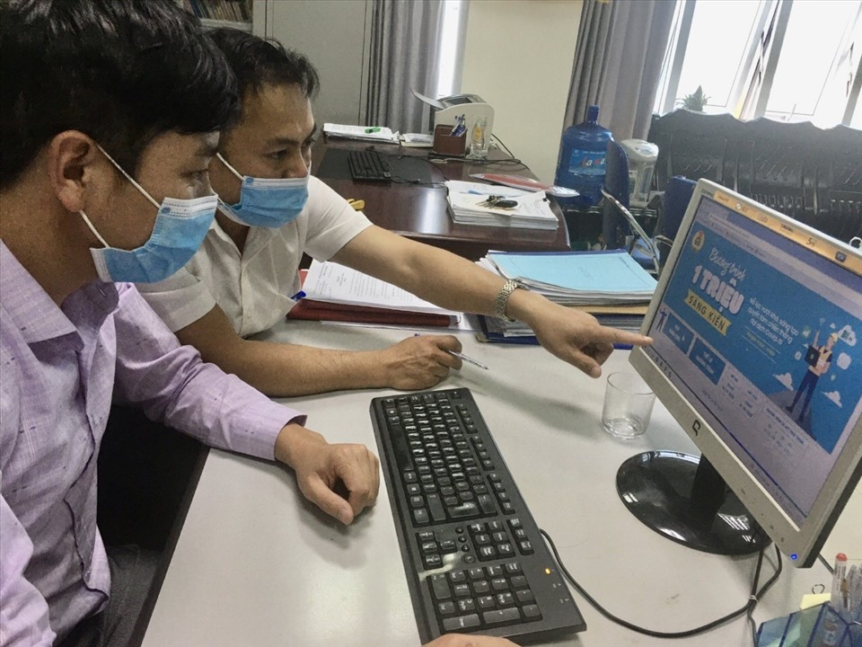 Cán bộ Công đoàn Viên chức tỉnh Lai Châu hướng dẫn đoàn viên công đoàn cơ sở đăng ký tham gia Chương trình 1 triệu sáng kiến.