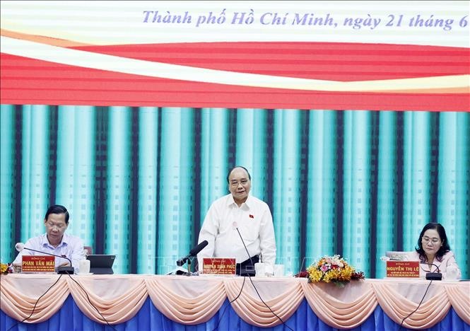 Chủ tịch nước Nguyễn Xuân Phúc phát biểu tại buổi tiếp xúc cử tri TPHCM chiều ngày 21.6.  Ảnh: TTXVN