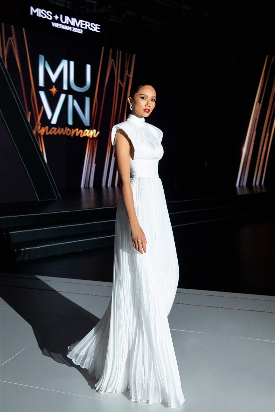 Khác biệt với dàn mỹ nhân, Hoa hậu H'Hen Niê lựa chọn bộ váy trắng có phần kín đáo và thanh lịch. Ảnh: MUVN.