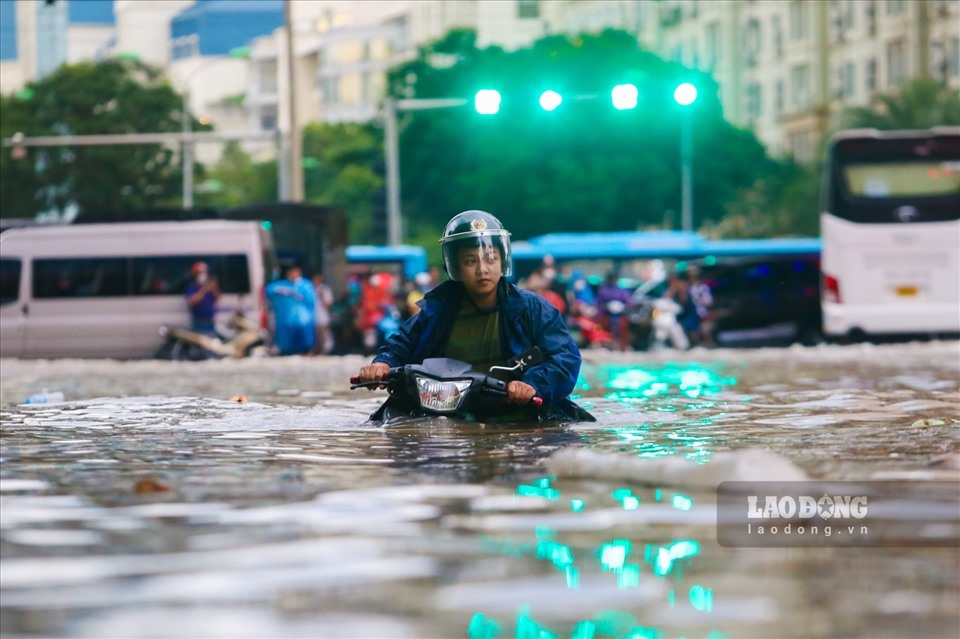 Ba trận mưa đầu mùa cuối tháng 5 và ngày 13.6, Hà Nội xuất hiện hơn 100 điểm ngập lớn nhỏ khiến giao thông hỗn loạn. Nước tràn vào hầm chung cư, làm chết máy ô tô gây thiệt hại lớn, đảo lộn cuộc sống của người dân