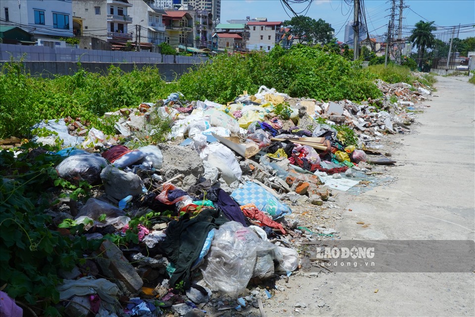 Bên cạnh đó, xung quanh công trình, nhiều khu vực đã trở thành “điểm nóng” tập kết rác thải sinh hoạt, vật liệu xây dựng… trải dài và đổ tràn xuống sông gây ô nhiễm môi trường nghiêm trọng.