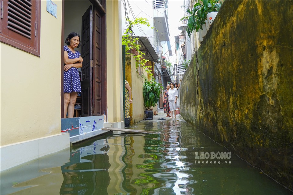 Tại một số khu vực, dân cư bị ảnh hưởng nặng nề vì nước ngập sau mưa, nhiều ngày sau vẫn không thoát hết nước.