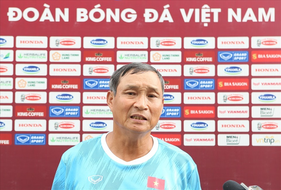 Huấn luyện viên Mai Đức Chung lo lắng khi tuyển nữ Việt Nam thi đấu trên mặt cỏ nhân tạo. Ảnh: VFF