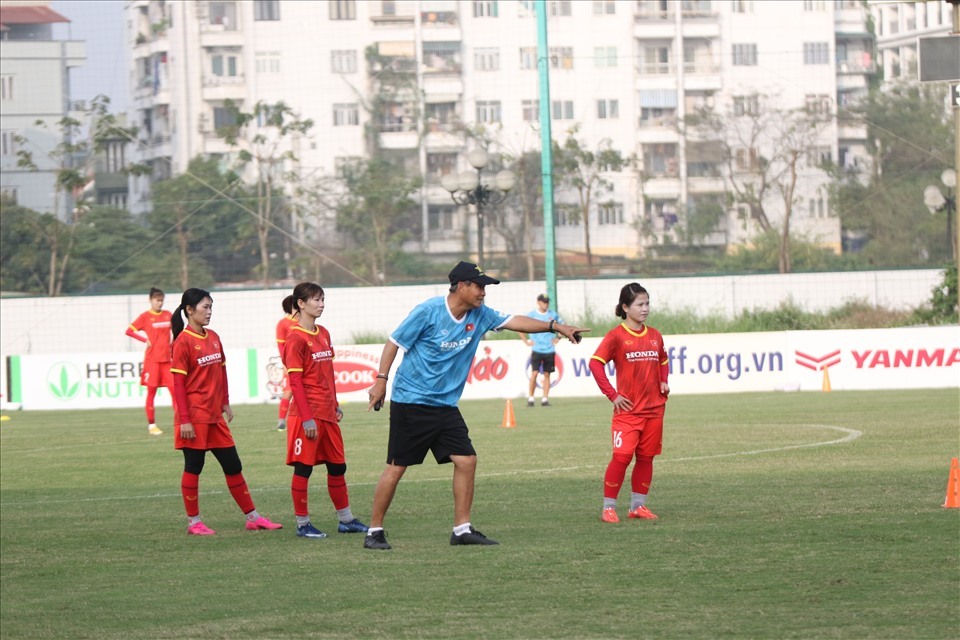 Đội hình tuyển nữ Việt Nam có sự kết hợp giữa cầu thủ kinh nghiệm và cầu thủ trẻ. Ảnh: VFF