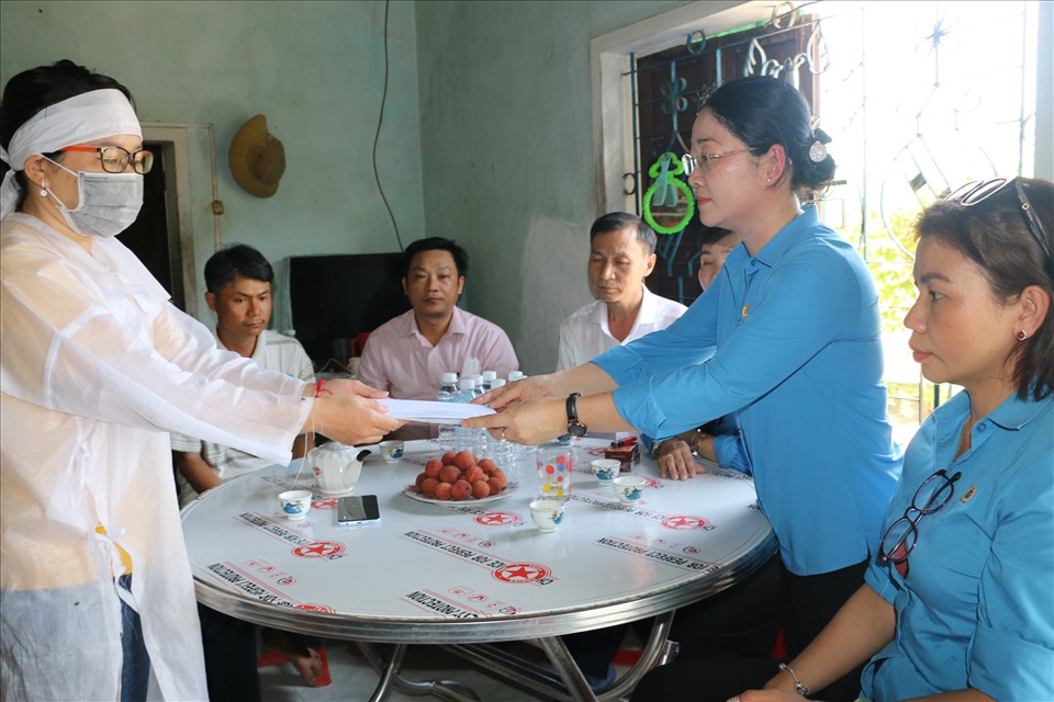 LĐLĐ tỉnh Bình Dương chia buồn và trao tiền hỗ trợ cho gia đình có lao động bị tử vong tại tỉnh Bình Định.