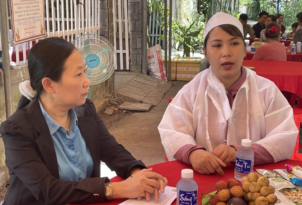 Bà Ong Thụy Hoàng Mai - Phó Chủ tịch LĐLĐ tỉnh Bình Dương chia buồn và trao tiền hỗ trợ cho gia đình có công nhân bị tử vong tại tỉnh Bình Phước.
