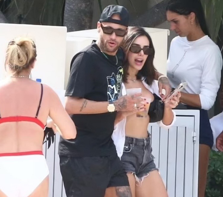 Neymar cùng bạn gái tại kỳ nghỉ ở Mỹ. Ảnh: AFP