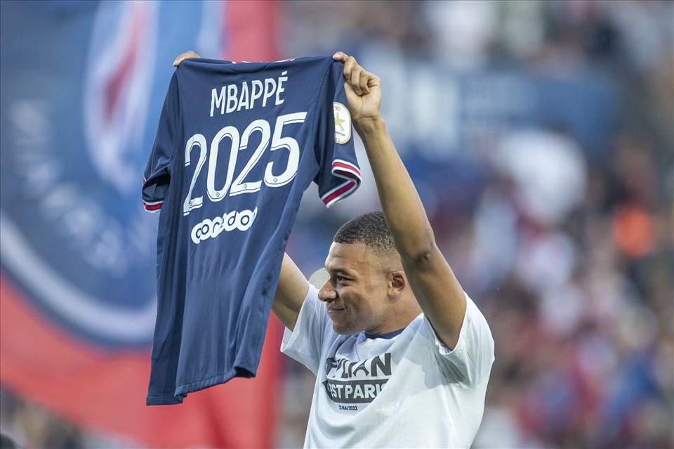 Kylian Mbappe gia hạn với PSG đến năm 2025. Ảnh: AFP