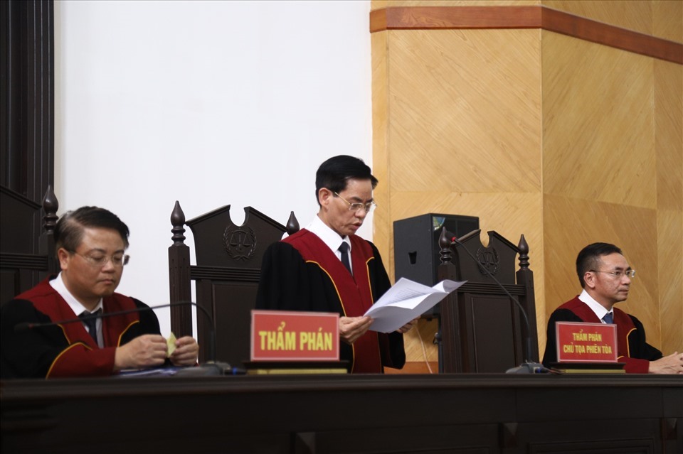Chủ tọa Nguyễn Văn Sơn - thẩm phán TAND Cấp cao tại Hà Nội công bố bản án phúc thẩm với các bị cáo trong vụ án sai phạm mua chế phẩm Redoxy - 3C. Ảnh: V.D