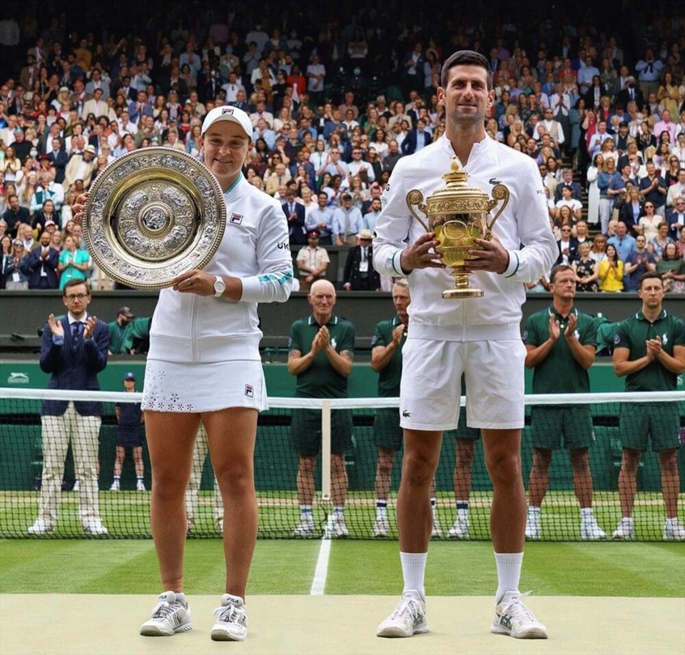Ashleigh Barty và Novak Djokovic đang là đương kim vô địch đơn nữ và đơn nam, tuy nhiên, tay vợt nữ người Australia sẽ không bảo vệ danh hiệu năm nay vì đã giải nghệ. Ảnh: Wimbledon