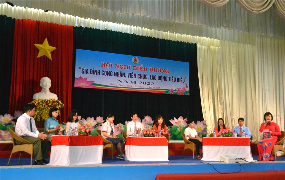 Quang cảnh buổi biểu dương 36 gia đình CNVCLĐ tiêu biểu tỉnh Đồng Tháp năm  2022. Ảnh: LT
